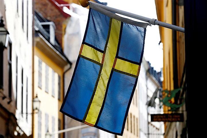 平等な社会だと世界的に定評のあるスウェーデンだが、社会民主労働党率いる政府が導入する高所得者層向けの減税策により、富裕層と貧困層の格差が拡大することになる。写真は同国の国旗。首都ストックホルムで2017年5月撮影（2019年　ロイター/Ints Kalnins）