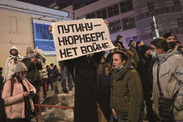 モスクワ市内で「プーチンにニュルンベルク（裁判）を。戦争反対」とプラカードを掲げる人（2月24日）　Newsweek Japan