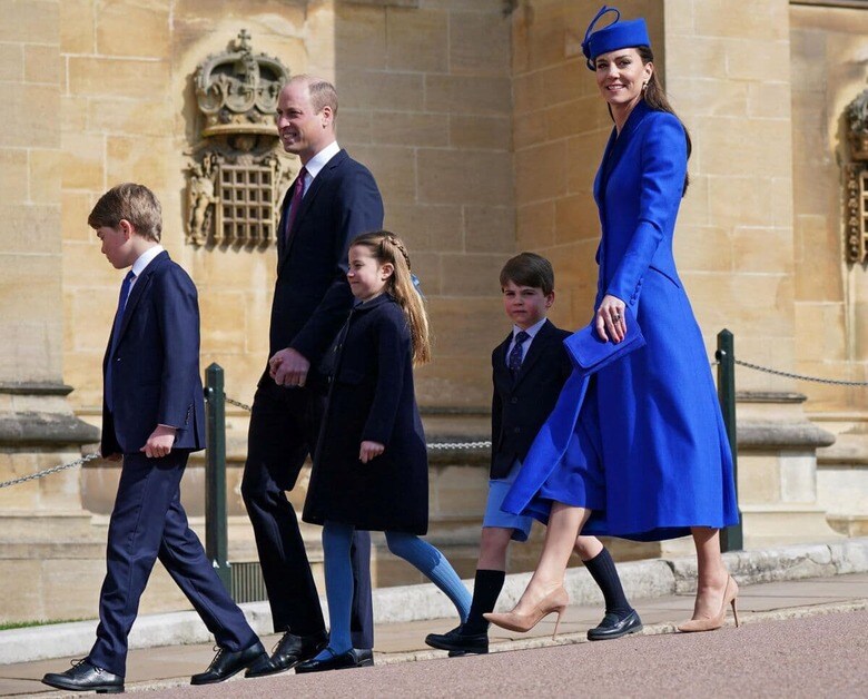 今年はエレクトリックブルーの「キャサリン・ウォーカー」のコートドレスを着用 POOL New-REUTERS