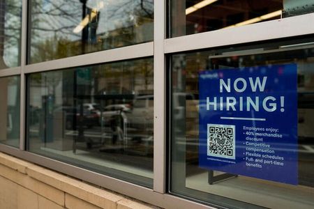 企業向け給与計算サービスのオートマチック・データ・プロセッシング（ＡＤＰ）が１日発表した４月の全米雇用報告によると、民間部門雇用者数の増加数が１９万２０００人となった。２０２３年４月撮影（２０２４年　ロイター/Elizabeth Frantz）