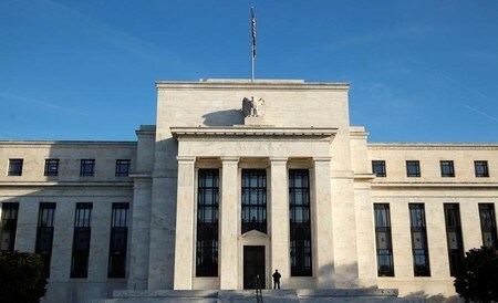 １１月３０日、米ＦＲＢは地区連銀経済報告（ベージュブック）を公表し、１０月から１１月の米経済について引き続き拡大したとの認識を示した。ただ賃金と物価の伸びは緩やかなままで、ドル高が製造業の重しとなっているとの見方も示した。写真は１０月１２日、ワシントンのＦＲＢ（２０１６年　ロイター/Kevin Lamarque）