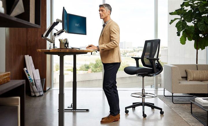 立って作業することのメリットは色々とあるが　VARI