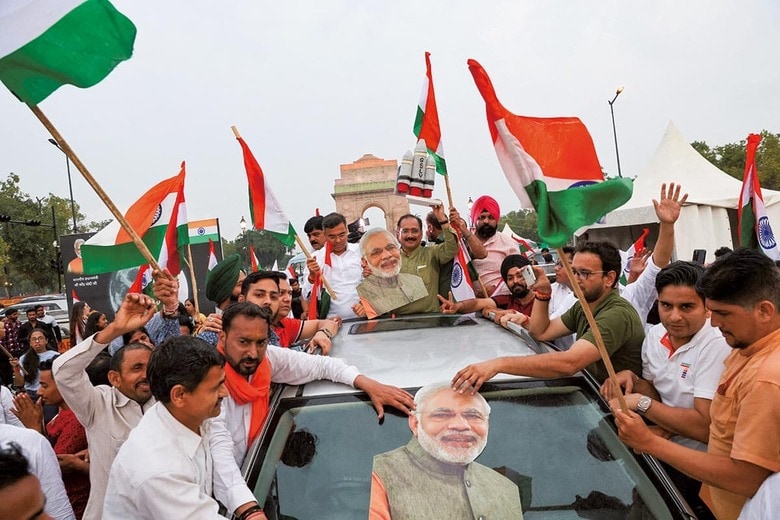 8月にインドの探査機が世界で4カ国目に月面への着陸を成功させたことを喜ぶBJPの支持者たち　ANUSHREE FADNAVISｰREUTERS