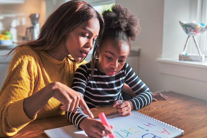 宿題についてけんかするより家族の存続が大事　FLAMINGO IMAGES-SHUTTERSTOCK