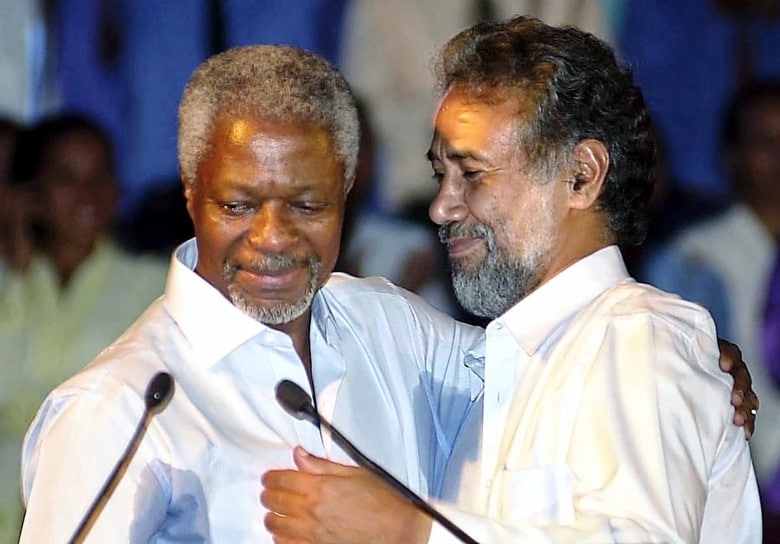 2002年の東ティモール独立記念式典で国連のアナン事務総長（左）とシャナナ・グスマン大統領（右）　REUTERS