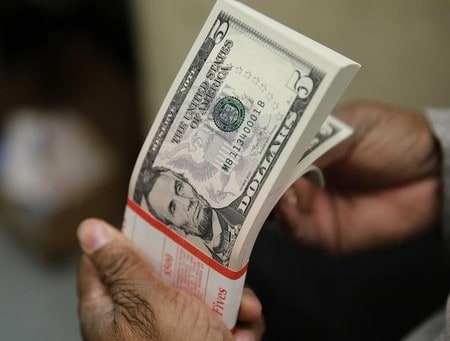 　１２月５日、正午のドル／円は、２日のニューヨーク市場午後５時時点にくらべ、若干ドル高／円安の１１３．６４／６６円。写真はワシントンで昨年３月撮影（２０１６年　ロイター／Gary Cameron）