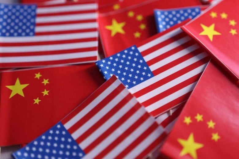 米国と中国の国旗。2025年3月20日撮影のイメージ写真。REUTERS/Dado Ruvic/Illustration
