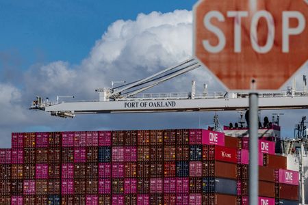 　３月３１日、米通商代表部（ＵＳＴＲ）は２０２５年版の「外国貿易障壁報告書」で国別の平均関税率や厳しい食品安全規制、再生可能エネルギーの要件、公共調達規則といった幅広い非関税障壁を列挙した。写真はカリフォルニア州のオークランド港、３月撮影（２０２５年　ロイター/Carlos Barria）