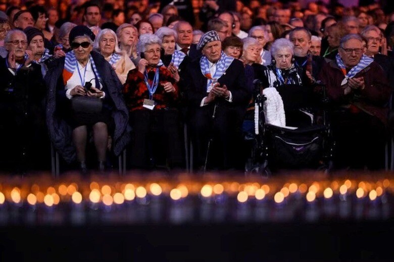 １月２７日、アウシュビッツ強制収容所の解放から８０年の節目を迎えた、ポーランド南部オシフィエンチムの収容所跡で追悼式典が開かれた＝写真（２０２５年　ロイター/Kacper Pempel）