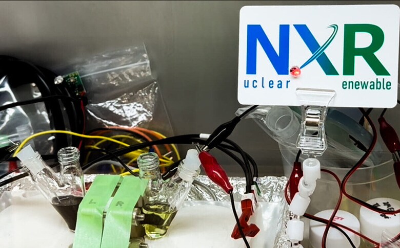 ウラン蓄電池の放電試験で、蓄電池に接続したLED（写真右上「X」の文字あたり）が点灯。放電を確認できた　日本原子力研究開発機構提供