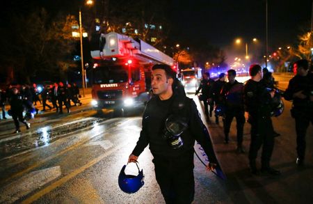 ２月１７日、トルコの首都アンカラで自動車爆弾が爆発し、２８人が死亡、６１人が負傷した。写真は現場に向かう救急車両（２０１６年　ロイター/UMIT BEKTAS）