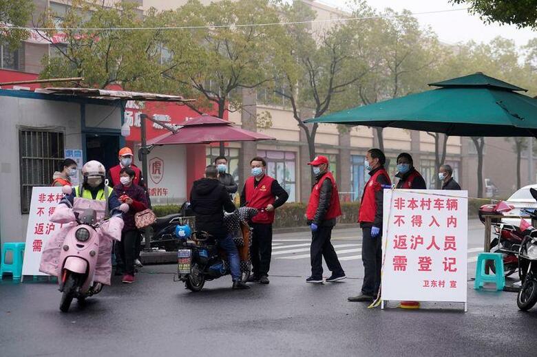 中国保健当局は15日、新型コロナウイルスについて、14日時点で中国本土での新たな感染者は2641人、感染による新たな死者は143人と発表した。写真は上海で14日撮影（2020年　ロイター/Aly Song）