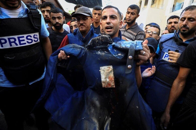 昨年7月、殺されたアルジャジーラの同僚記者の葬儀に参列したアルシャリフ。自らもイスラエルのミサイル攻撃で命を落とした。ガザは記者にとって最も危険な場所になっている　REUTERS/Dawoud Abu Alkas