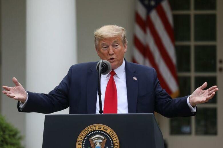 トランプ米大統領は14日、新型コロナウイルスへの世界保健機関（WHO）の対応を巡り、WHOへの資金拠出を少なくとも一時的に停止するよう政権に指示したことを明らかにした。写真は4月14日、ワシントンのホワイトハウスで撮影（2020年　ロイター/Leah Millis）