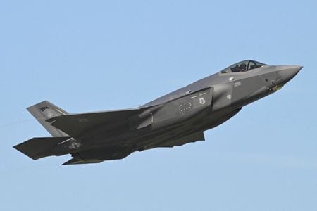 2023年6月、ドイツのシュパングダーレム米空軍基地で行われたNATO軍事演習のメディアデーで飛行するF-35戦闘機。REUTERS/Jana Rodenbusch