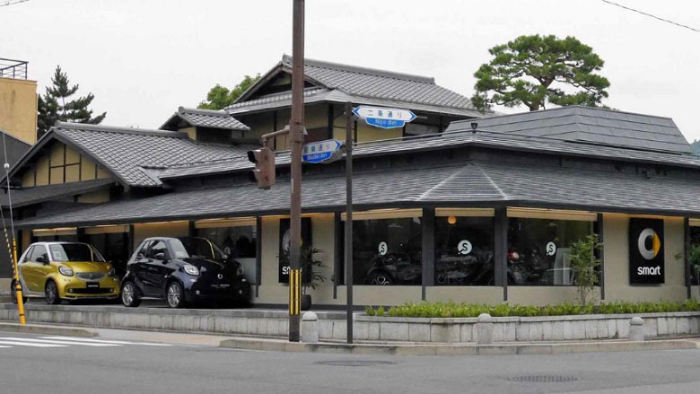 京都動物園前に店を構える「smart center 京都, the garden」。日本家屋とスマートのロゴや車の組み合わせがユニークだ（記者撮影）