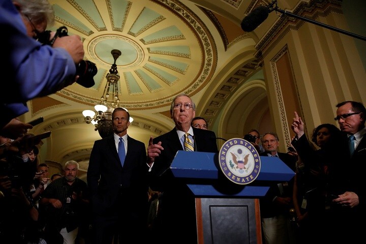 オバマケア代替法案の採決延期を発表する米共和上院トップのミッチ・マコネル院内総務（6月27日）　Aaron P. Bernstein-REUTERS