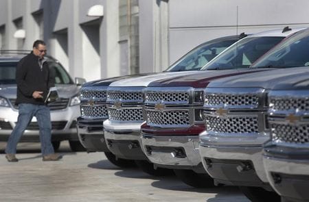 ５月１日、４月の米自動車販売は４．６％増の１４５万４９５１台となったものの、伸び率は市場予想の６％増を下回った。写真は２０１４年４月、デトロイトのシボレーのディーラーで撮影（２０１５年　ロイター/Rebecca Cook）