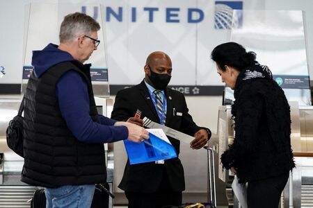 ６月１０日、バイデン米政権は渡米する国際航空便利用者に対して出発前に義務付けている新型コロナウイルス検査を１２日午前０時１分から廃止する方針を示した。写真は４月１９日、 首都ワシントンＤＣのロナルド・レーガン・ワシントン・ナショナル空港で撮影（２０２２年　ロイター／Kevin Lamarque）