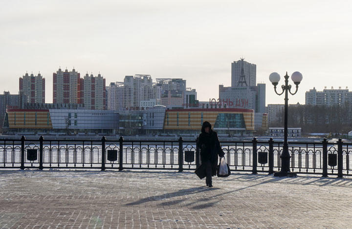 アムール川のロシア側河畔から中国・黒河市の街並みを望む（2017年11月）　Shamil Zhumatov-REUTERS