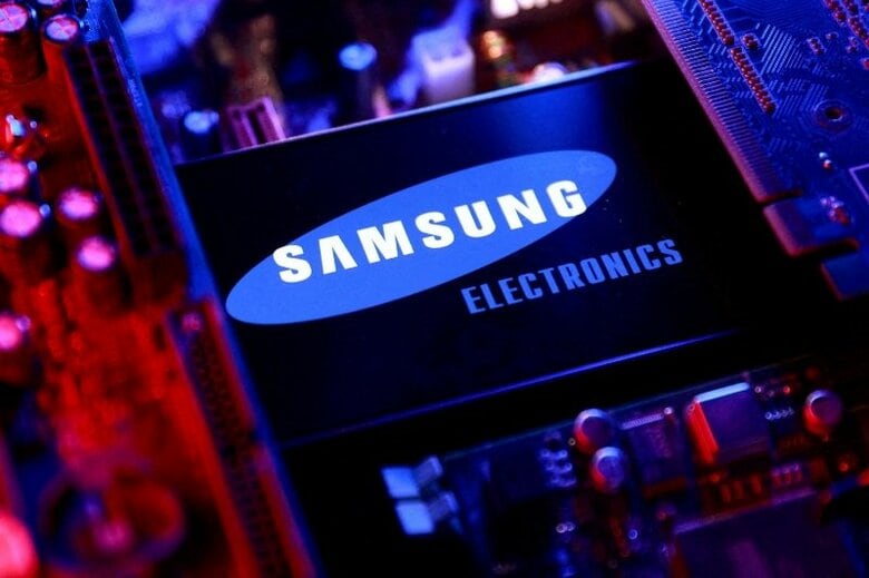 サムスン電子のロゴ。2025年8月25日撮影のイメージ写真。REUTERS/Dado Ruvic/Illustration