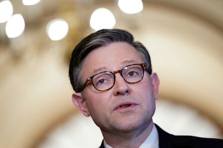 ジョンソン米下院議長（共和党）は１７日、「西側諸国の生き残り」は、近隣諸国に援助の手を差し伸べる前に各国が自国の利益を優先することにかかっていると述べた。７日撮影（２０２５年　ロイター/Nathan Howard）