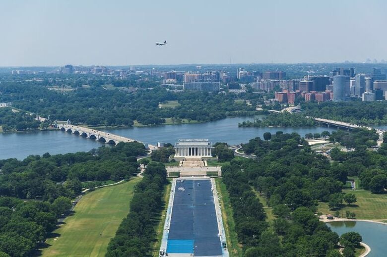 写真はリンカーン記念堂と、トランプ氏の指示で青く塗られるプール。5月18日、米ワシントンで撮影。REUTERS/Tom Brenner