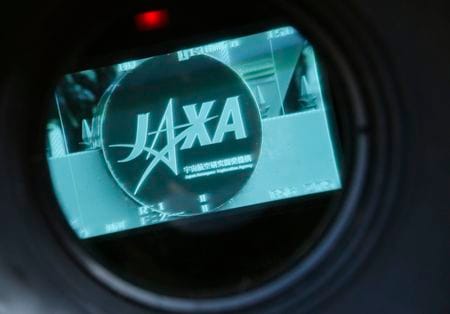 　宇宙航空研究開発機構（ＪＡＸＡ）は７日、来月１日に予定していたＨ３ロケット９号機の打ち上げを延期すると発表した。写真はＪＡＸＡのロゴ。２０１３年１月、都内で撮影（２０２６年　ロイター／Issei Kato）