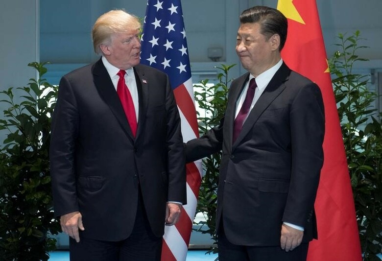７月１１日、中国政府は北朝鮮問題を巡る「中国責任論」をやめ、関係各国がそれぞれ働きかけを高めるべきだと主張し、問題解決に向けた中国の圧力強化を求める米国に対して、異例の強い表現で反論した。写真は８日、独ハンブルグで会談するトランプ米大統領（左）と中国の習近平国家主席（２０１７年　ロイター）
