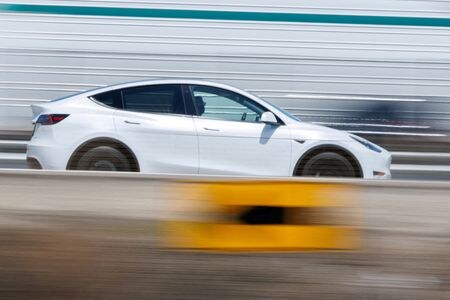 米電気自動車（ＥＶ）大手テスラが２日発表した第３・四半期の世界納車台数は前年同期比７．４％増の４９万７０９９台で、市場予想を上回った。米カリフォルニア州で７月撮影（２０２５年　ロイター/Mike Blake）