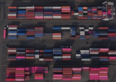 インドネシアは米国からの輸入品の９９％以上で、関税をゼロに引き下げ、米国製品に対する非関税障壁も全て撤廃すると、トランプ政権の高官が２２日明らかにした。ジャカルタのタンジュンプリオク港で１０日撮影（２０２５年　ロイター/Ajeng Dinar Ulfiana）