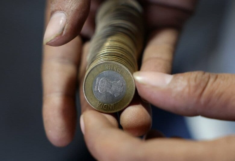 写真はインドルピーの硬貨。2025年9月、デリー旧市街で撮影。REUTERS/Anushree Fadnavis