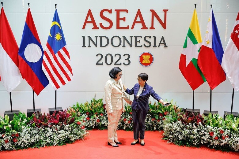 東ティモールのアダルジザ・マグノ外相（左）とインドネシアのルトノ・マルスディ外相（右）　Willy Kurniawan - REUTERS