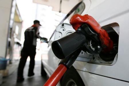 １２月３日、複数の国内メディアによると、政府がガソリン車の新車販売を２０３０年代半ばに禁止する方向で調整に入ったことが分かった。都内のガソリンスタンドで２００８年２月撮影（２０２０年　ロイター/Yuriko Nakao）