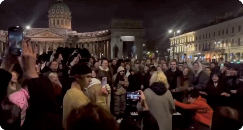 反戦ソングを歌うロシアの若者（写真はXへの投稿）　SCREENSHOT FROM <a href=\"https://x.com/visegrad24/status/1978242426461368656\" target=\"_blank\"><u>@VISEGRAD24</u></a> - X.COM