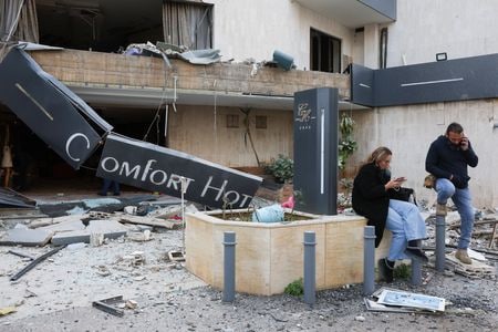 イスラエル軍とレバノンのイスラム教シーア派組織ヒズボラの激しい交戦が続く中、レバノンが米国に対し、戦闘終結に向けてイスラエルとの和平交渉を仲介するよう要請したことが分かった。2026年3月4日、レバノンのハズミエで撮影（２０２６年　ロイター/Mohamed Azakir）