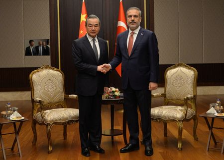 中国外相に復帰した王毅氏が２６日、トルコの首都アンカラを訪問し、フィダン外相とウクライナ情勢を巡り協議した。代表撮影（２０２３年　ロイター）