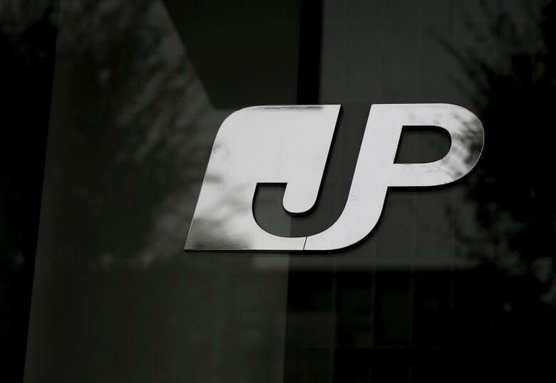 総務省は27日、かんぽ生命保険による不正販売を受けて、日本郵政に対して業務改善命令、日本郵便に対し業務改善命令と2020年1月1日から3月31日までの保険募集の停止命令を出した。2015年11月に東京で撮影（2019年　ロイター／Toru Hanai）