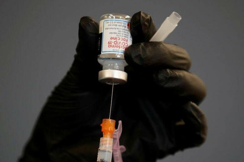 米食品医薬品局（FDA）は、現在の新型コロナウイルス感染症の流行が収束するまで、コロナワクチンの緊急使用許可について、企業がまだ当局との協議を開始していない場合は新規申請を受け付けない可能性があると明らかにした。写真は米カリフォルニア州チュラビスタで4月撮影（2021年　ロイター／Mike Blake）