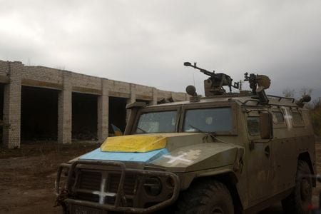 ロシア国防省は１１日、ウクライナ南部の戦略的要衝・ヘルソン市からの撤退を完了したと発表した。ドニエプル川を渡河して数万人の部隊が極めて短時間に移動したことになる。写真は１１月１１日、ロシア軍から奪還したヘルソン州のブラホダトネ村に入るウクライナ軍の戦車（２０２２年　ロイター／Valentyn Ogirenko）