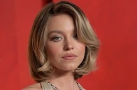 太ももと胸元「大胆披露」の超ミニ...シドニー・スウィーニーの魅惑写真、「大事なものが欠落」の指摘が