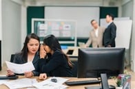 上司の陰口が職場にもたらすポジティブな効果とは？　「虐待的な上司であるほど効果大」