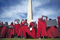 ディストピアはもう始まっている？...「侍女たちの反乱」ワシントン記念碑前でトランプ政権にNO