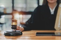 【動画】胸を「丸出し」にして大暴れ！ 米女性判事の信じられない姿...ナイトクラブでの「ご乱行」で逮捕