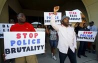 白人警官が黒人少年に銃口、動画再生900万回