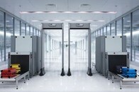 【動画】空港の職員が強い力で執拗にボディーチェックをする様子