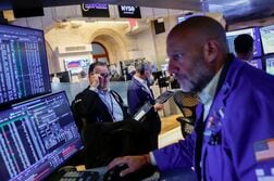 ＮＹ市場サマリー（15日）＝ドル小幅高、10年債利回り5％台　株続落