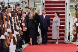 トランプ氏、習氏到着に異例の出迎え　貿易休戦1月まで延長