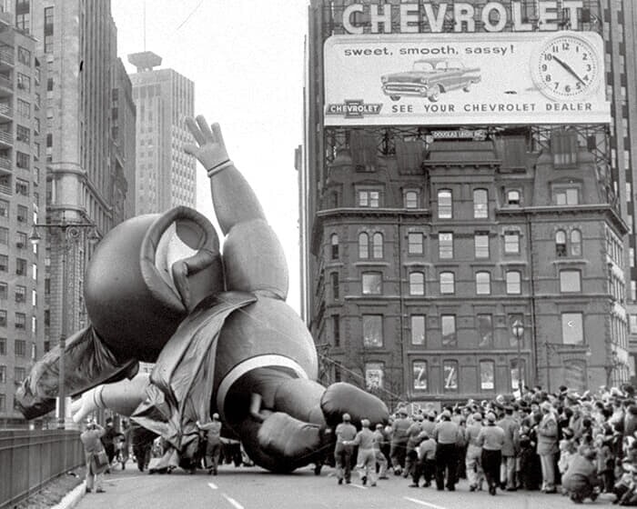 1956年　アニメのキャラクター、マイティマウスのバルーンが強風で倒れ、パレードを途中脱落した　Hal MathewsonーNY Daily News Archive／Getty Images