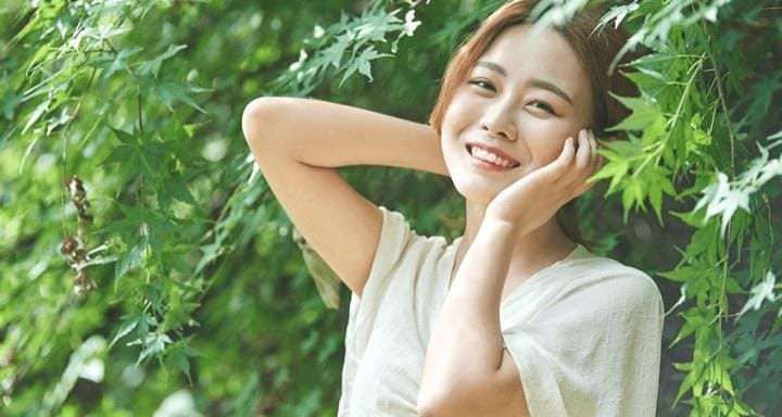 幸せな笑顔の女性